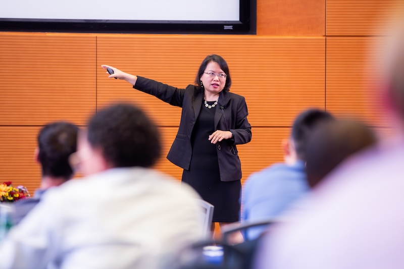 Dr. Chen pointing at her slides at the Samulski lecture